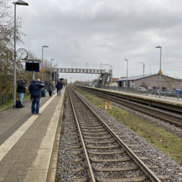 Solidarität mit Pendlern: Bahn simuliert extra technische Störung, damit Regionalverkehr nicht demütigend pünktlich am entgleisten Autozug vorbeifährt