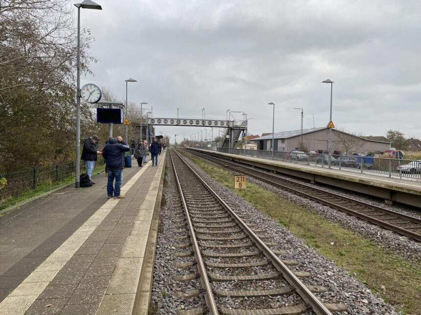 Solidarität mit Pendlern: Bahn simuliert extra technische Störung, damit Regionalverkehr nicht demütigend pünktlich am entgleisten Autozug vorbeifährt