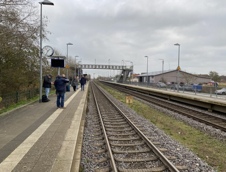 Solidarität mit Pendlern: Bahn simuliert extra technische Störung, damit Regionalverkehr nicht demütigend pünktlich am entgleisten Autozug vorbeifährt