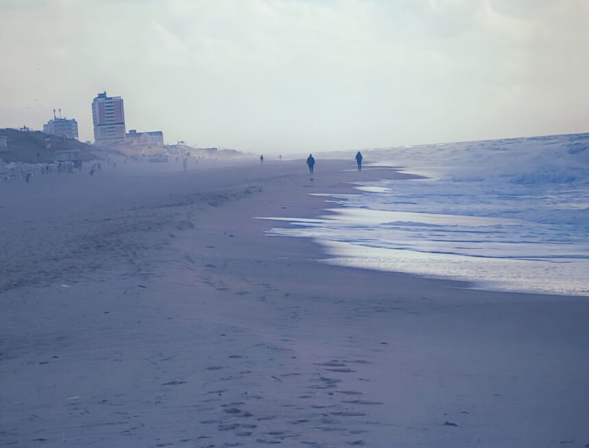 Nachsaison am Strand von Westerland Weiter, fast leerer Strand bei Westerland auf Sylt mit Strandkoerben am Duenenrand und wenigen Spaziergaengern